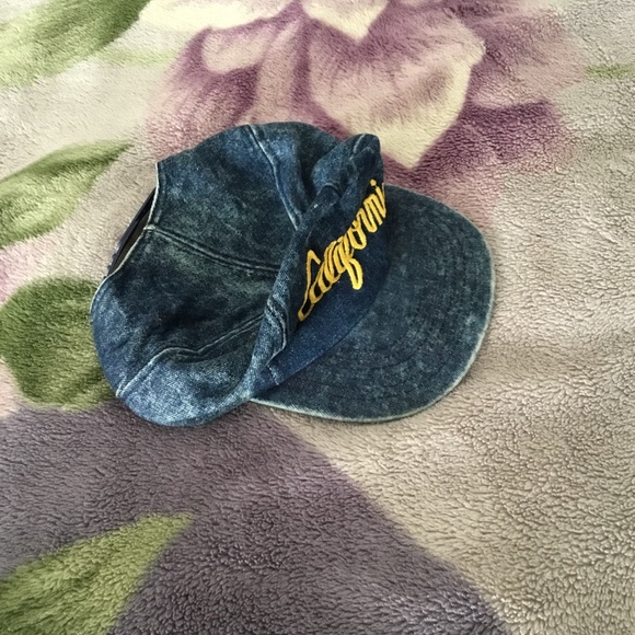 SnapBack novelty hat 🧢 - Picture 3 of 8